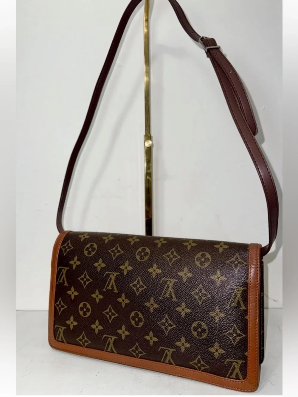 LOUIS VUITTON Monogram Dame Crossbody - Picture 2 of 13